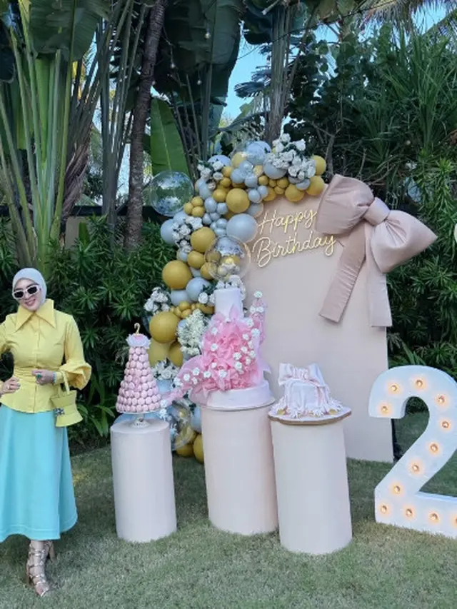 Gaya Colorful Syahrini di Ultah Kedua Baby R, Kenakan Tas Hermes Unik dan Sepatu Chanel Rp52jutaan