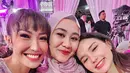 Sebelumnya, saat acara aqiqah Azura, keduanya juga tampil kompak kenakan busana modest dan kerudung warna pink muda. [@aaliyah.massaid/@sarahmenzel].