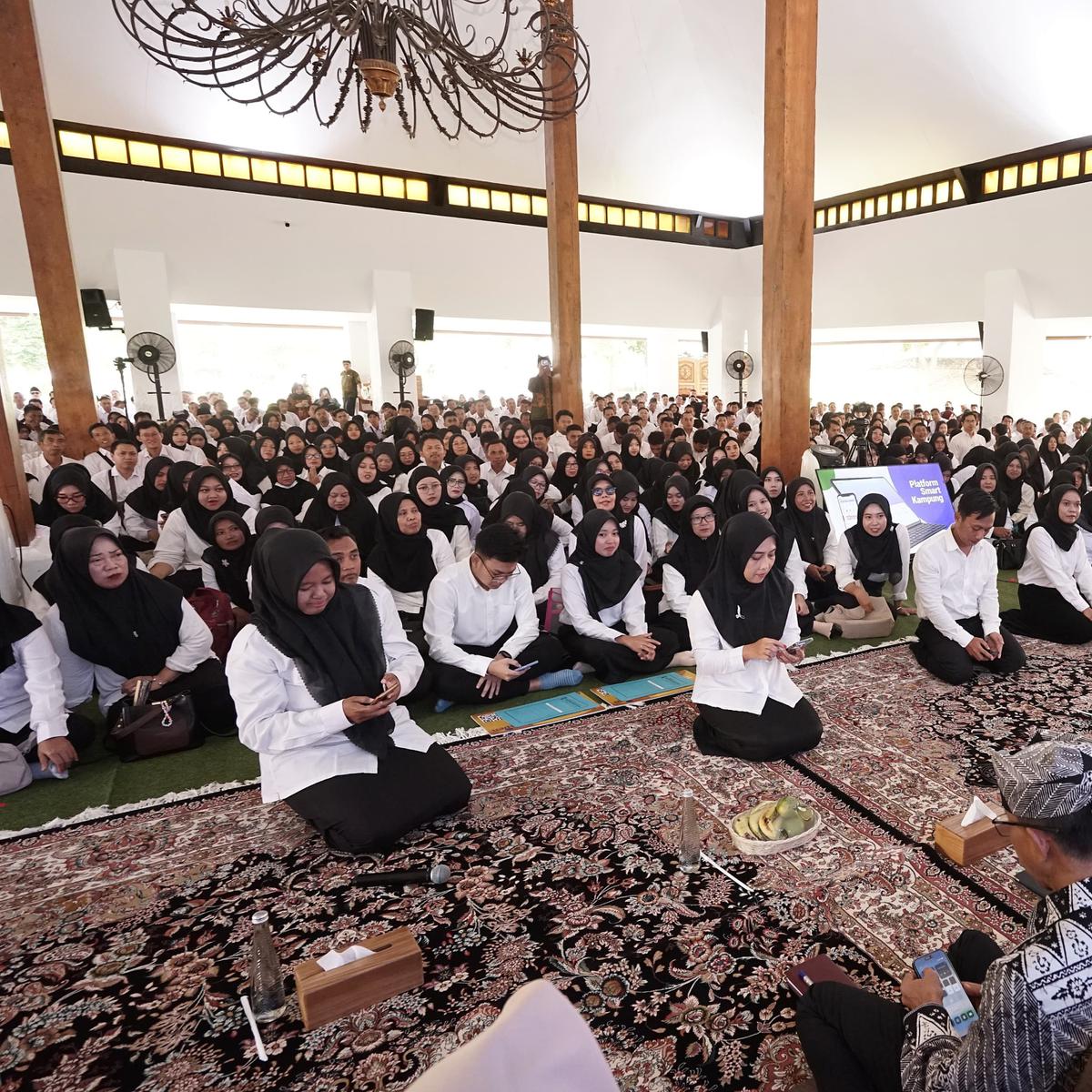 Bupati Banyuwangi Ipuk Fiestiandani memberikan penmgarahan terhadap  ratusan CPNS dan PPPK yang menerima SK  pengangkatan di Pendopo Shaba Swagat Blambangan Banyuwangi (Istimewa)
