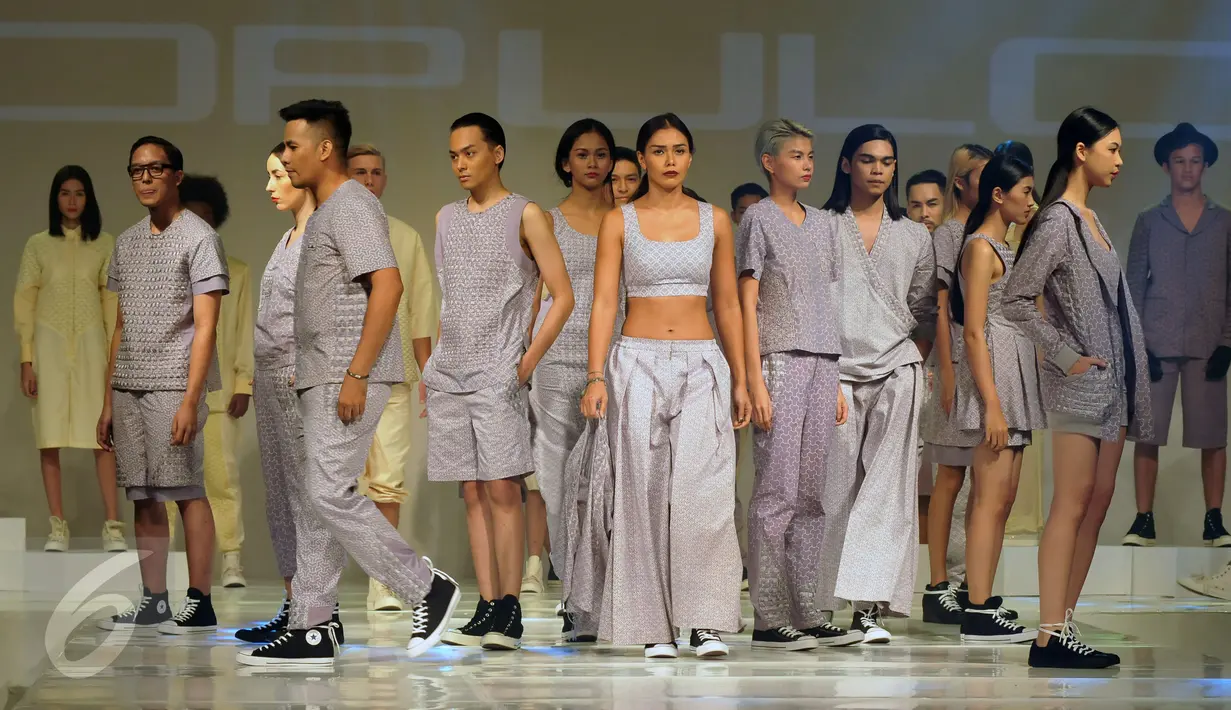 Sejumlah Model membawakan busana Populo Batik karya Desainer Bai Soemarlono dan Joseph Lim pada Fashion Show yang di selenggarakan di Senayan City, Jumat Malam, (3/6). Para model membawakan Busana Batik yang modern. (Liputan6.com/Johan Tallo)