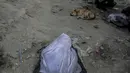 Seorang pria tidur di pinggir jalan saat orang lain mengonsumsi narkoba di Kabul,  Afghanistan, 21 September 2021. Afghanistan dikenal sebagai penghasil opium nomor satu di dunia. (BULENT KILIC/AFP)