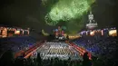 Kembang api meledak saat band militer gabungan dari negara-negara peserta tampil selama Festival Musik Militer Internasional Menara Spasskaya di Lapangan Merah dengan latar belakang Katedral St. Basil di Moskow, Rusia, pada Kamis (26/8/2021). (AP/Alexander Zemlianichenko)