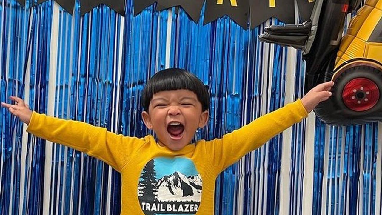 Ini momen Farrel Rafisqy saat merayakan ulang tahun. Tampak dekorasi bertemakan mobil dan tulisan Happy Birthday terpampang di tembok rumah.