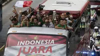 Pemain dan ofisial Timnas Indonesia U-22 menaiki bus tingkat saat konvoi menuju Istana Negara Jakarta, Kamis (28/2). Pawai tersebut untuk merayakan keberhasilan skuat Garuda Muda menjuarai Piala AFF U-22 di Kamboja. (Bola.com/M Iqbal Ichsan)