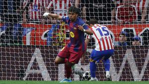Barcelona sempat unggul lebih dullu lewat aksi Lamine Yamal di menit ke-4 dan Ferran Torres (24). Tampak dalam foto, penyerang Barcelona asal Spanyol, Lamine Yamal (kiri) merayakan golnya saat pertandingan leg kedua perempat final Liga Champions 2025/2026 melawan Club Atletico de Madrid di Stadion Metropolitano, Madrid pada Selasa 14 April 2026 waktu setempat atau Rabu (15/4/2026) dini hari WIB. (Thomas COEX/AFP)