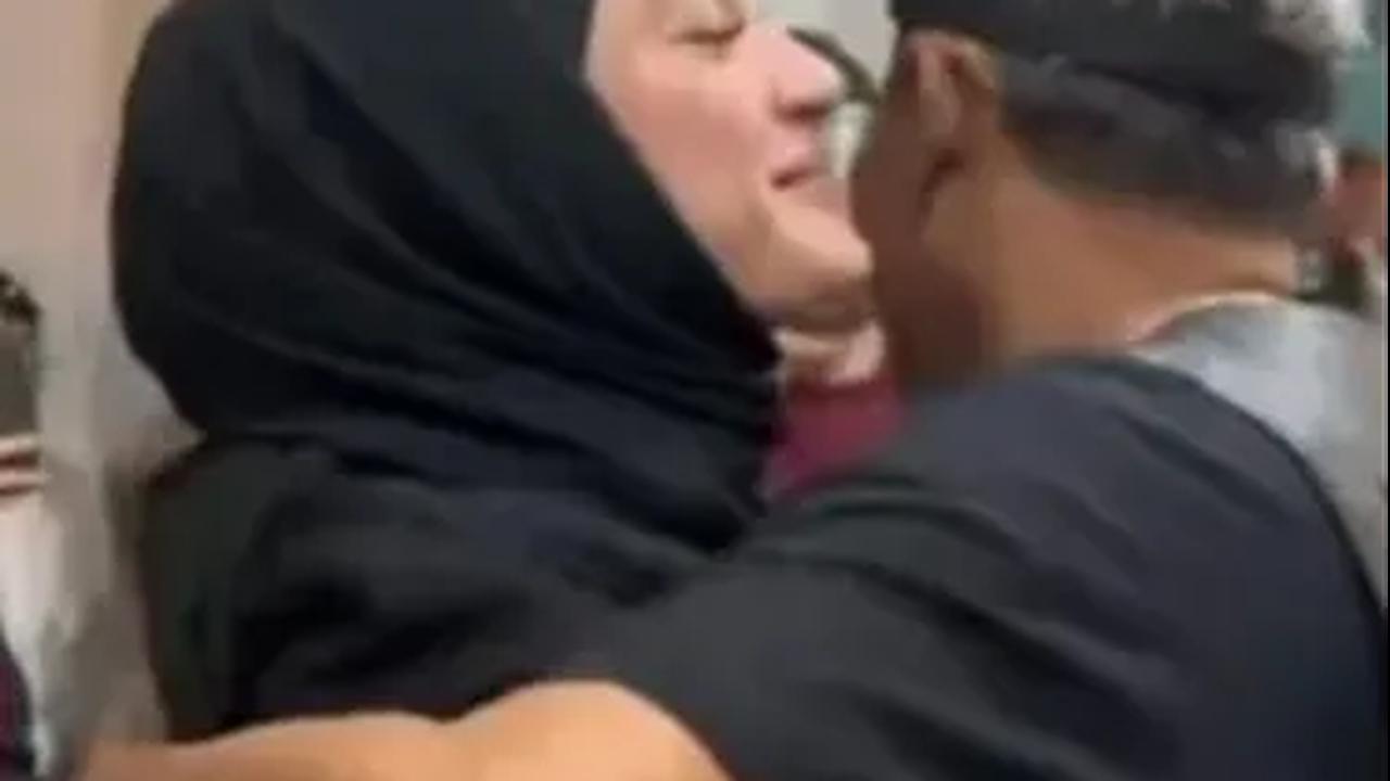 Sule dan Santyka telah melampaui batas jarak, sering membagikan momen romantis mereka.