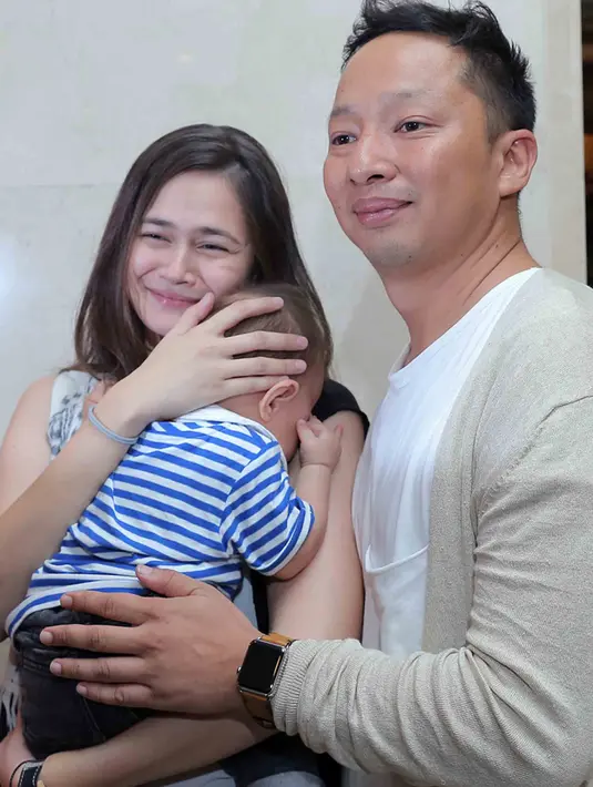 Sebagai ibu muda, Sabai mengaku tidak yakin apabila anaknya diasuh oleh orang lain. Hal itu diakui oleh sang suami, Ringgo. Bahkan, saat Ringgo ingin membantu membuatkan makan buat putranya, langsung diambil alih oleh sang istri. (Deki Prayoga/Bintang.com