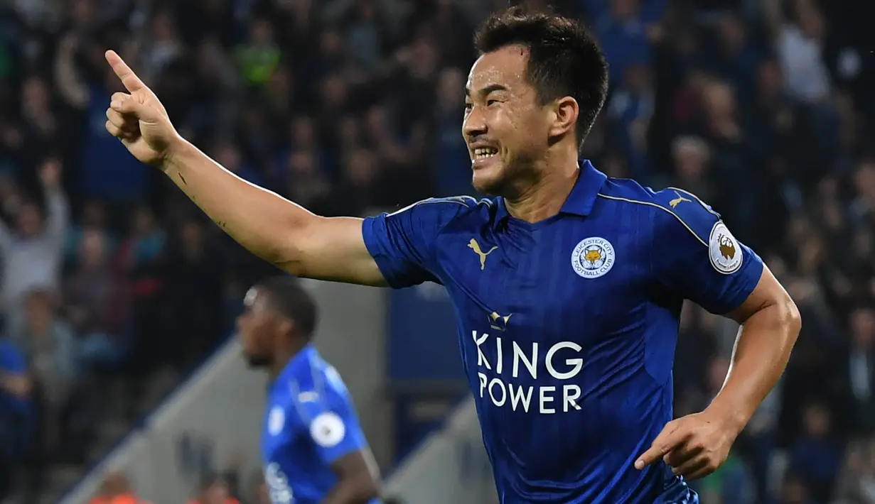 4. Shinji Okazaki - Pria berusia 33 tahun ini adalah salah satu bagian dari skuat The Foxes saat Meraih gelar Liga Inggris di bawah Claudio Ranieri pada musim 2015/16 silam. (AFP/Anthony Devlin)