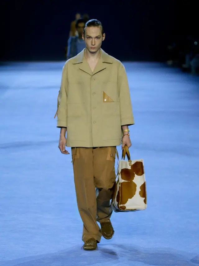 Eksplorasi Gaya Kasual dan Formal Tanpa Batas dalam Koleksi FENDI Men's Spring/Summer 2023
