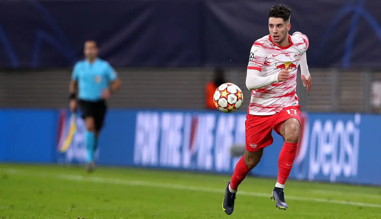 Dominik Szoboszlai merupakan pemain muda milik RB Leipzig. Pemuda kelahiran Székesfehérvár, 25 Oktober 2000 tersebut saat ini tercatat mampu mencetak 3 gol dan 4 assist dalam 13 penampilannya di Liga Champions 2021/2022. (AFP/Rony Hartmann)