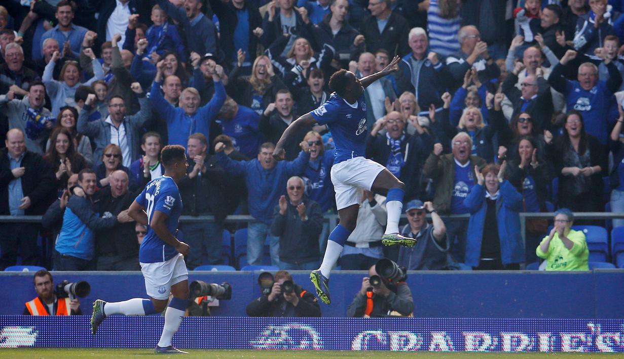 Pemain Everton Romelu Lukaku melakukan selebrasi usai mencetak gol ke gawang Liverpool  dalam lanjutan Liga Premier Inggris di Goodison Park, Minggu (04/10/2015). Liverpool dan Everton bermain imbang 1-1. (Action Images via Reuters / Lee Smith)