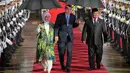 Presiden Republik Indonesia, Prabowo Subianto (kanan) berjalan bersama Presiden Turki Recep Tayyip Erdogan (tengah) dan istrinya Emine Erdogan setibanya di Jakarta pada 11 Februari 2025. (BAY ISMOYO/AFP)