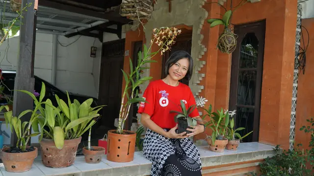 Ester Verawati, seorang pengemudi wanita airasia ride