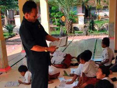 Citizen6, Jember: Gedung sekolahan roboh di SDN Bangon II Kecamatan Puger, Kabupaten Jember. Kegiatan belajar mengajar di masjid di Kecamatan Puger, Kabupaten Jember. (Pengirim: Sapto Raharjanto)