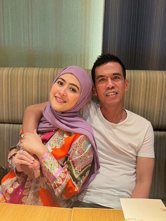 Meggy dan Mamad menikah secara siri pada bulan September 2020. Kemudian menikah secara negara pada bulan Desember 2020. (Instagram.com/meggywulandari_real)