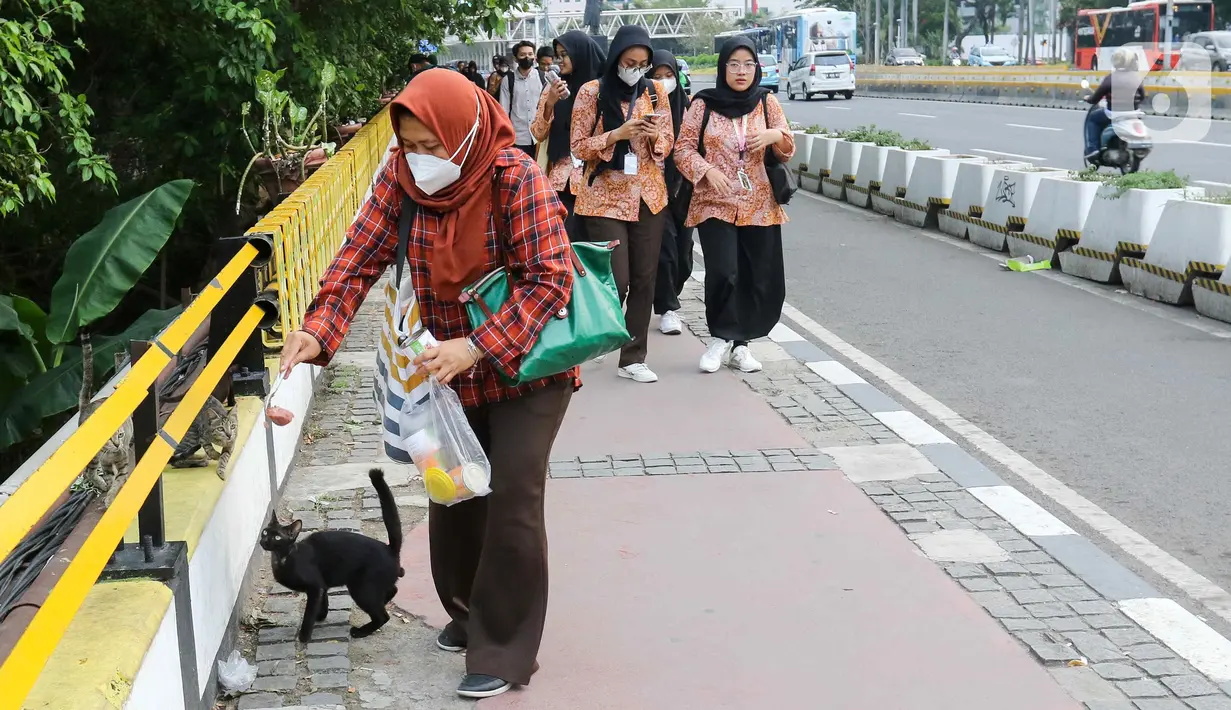 Kenaikan UMP 2024 bertujuan menjaga supaya para pekerja tidak terjebak dalam kemiskinan karena upah murah. (Liputan6.com/Herman Zakharia)