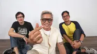 Modulus, band pop jazz era 1980 yang sempat bubar pada akhir 1990-an dan kini bangkit lagi dengan Stanley Sagala (vokal)--tengah, Daniel Sigarlaki (gitar)--kanan, dan Odi Auditya (drum)---kiri. Sesi pemotretan di Gedung KLY, Jakarta, pada Senin (19/5/2025). (Foto: Angga Yuniar)