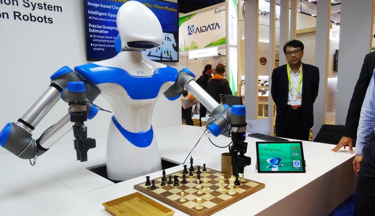 Robot yang pandai bermain catur unjuk kemampuan dalam pameran Consumer Electronic Show (CES) 2017 di Las Vegas, AS (8/1). Robot ini dilengkapi dengan kecerdasan buatan "intelligent vision system" yang bisa bekerja dengan presisi. (AFP/Rob Lever)