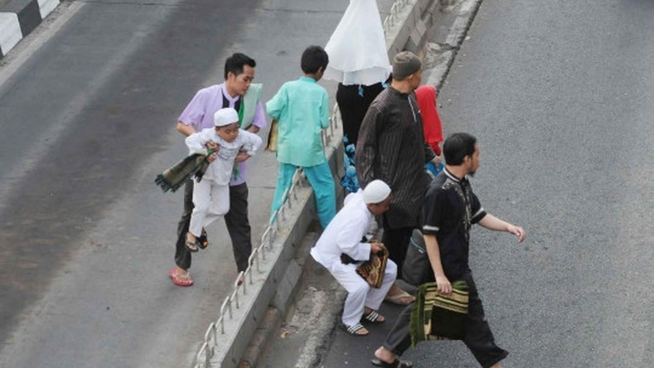 Warga Ibu Kota laksanakan salat Idul Adha di Jalan Salemba