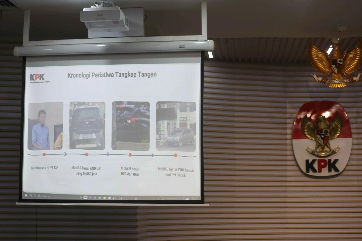 FOTO: FOTO KPK Tunjukkan Barang Bukti Uang 850 Juta Hasil OTT Ketua PN Depok