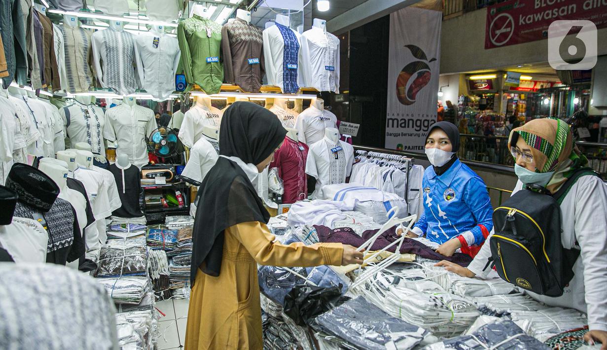 Calon pembeli memilih perlengkapan ibadah di pasar Tanah Abang Jakarta, Sabtu (17/4/2021). Saat bulan Ramadhan, umat muslim ramai berbelanja perlengkapan ibadah seperti, tasbih, sajadah, peci dan baju muslim untuk dipergunakan saat beribadah di bulan suci. (Liputan6.com/Faizal Fanani)