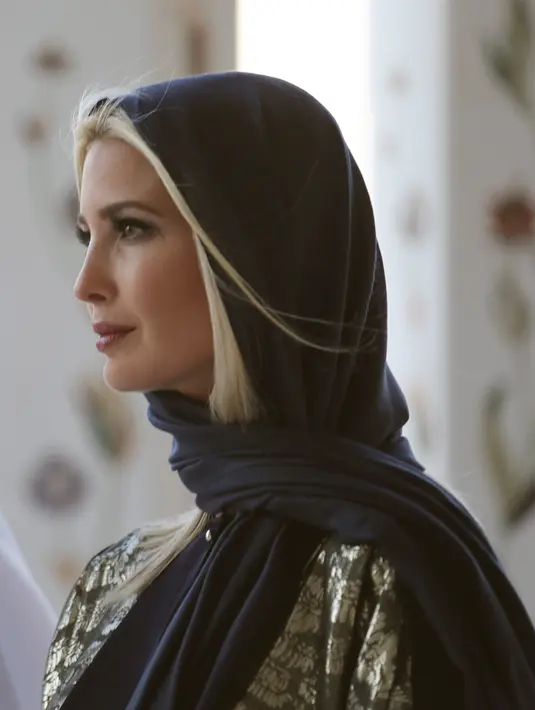 Ivanka Trump, putri dan penasihat senior Presiden Donald Trump, mengunjungi Masjid Agung Sheikh Zayed di Abu Dhabi, Uni Emirat Arab, Sabtu (15/22020). Ivanka akan menjadi salah satu pembicara dalam acara 'Global Women's Forum' yang berlangsung pada 16-17 Februari 2020. (AP/Kamran Jebreili)