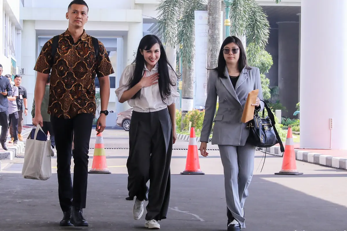 Sekilas Tampak Sederhana, Potret Sandra Dewi Kenakan Sepatu Mewah Rp16 Jutaan saat Penuhi Kejagung