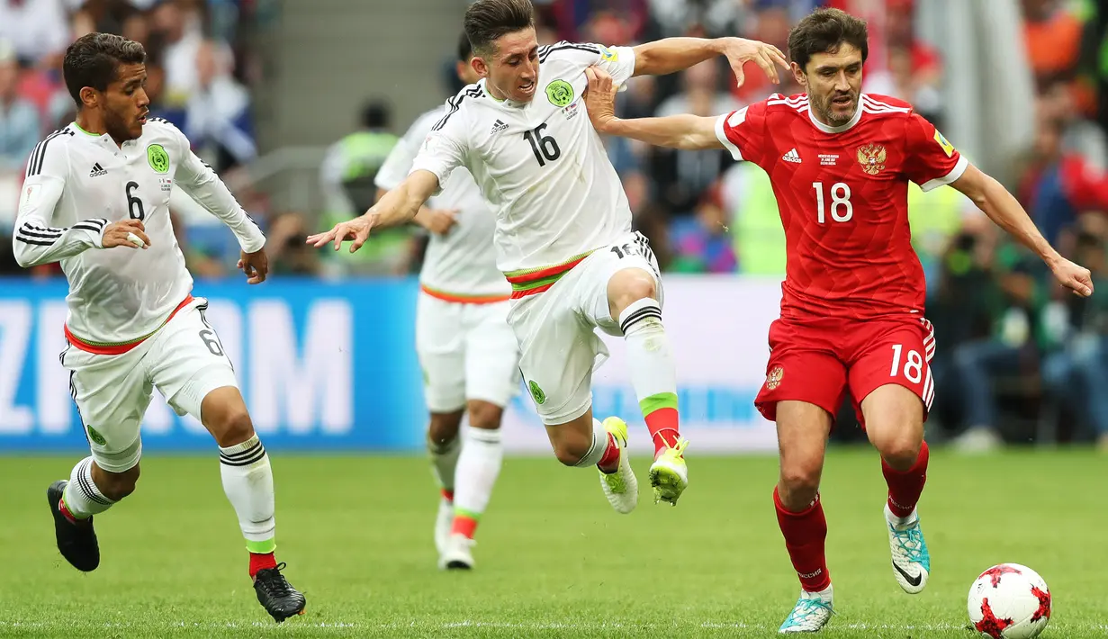Bek Rusia, Yuri Zhirkov, berebut bola dengan pemain Meksiko, Hector Moreno dan Jonathan dos Santos  pada laga Grup A Piala Konfederasi 2017 di Kazan Arena, Kazan, Sabtu (24/6/2017). Rusia kalah 1-2 dari Meksiko. (EPA/Tolga Bozoglu)