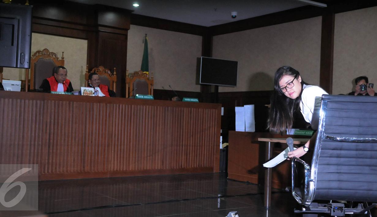 Jessica Wongso bersiap membacakan pledoi saat sidang lanjutan di PN Jakarta Pusat, Rabu (12/10). Dalam pembelaannya terdakwa pembunuhan Mirna Salihin mengungkapkan pengelaman terberatnya selama menjalani proses hukum. (Liputan6.com/Faizal Fanani)
