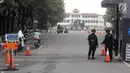 Polisi dengan senjata laras panjang berjaga di Mako Brimob, Kelapa Dua, Depok, Kamis (24/1). Polisi sudah mulai melakukan penjagaan di hari kebebasan Basuki Tjahaja Purnama atau BTP alias Ahok. (Liputan6.com/Herman Zakharia)