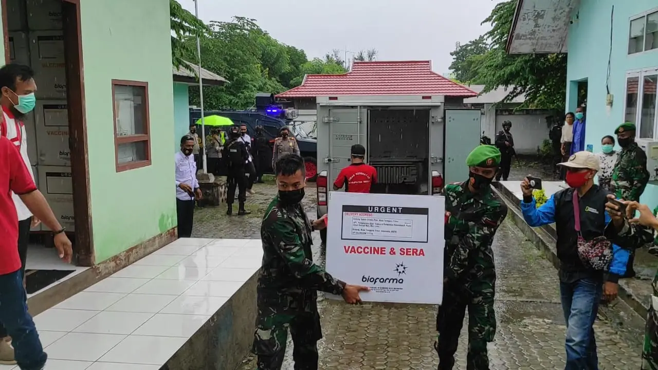 Vaksin Corona Sinovac, dimasukan kedalam ruangan steril Unit pelaksana teknis instalasi farmasi, Kabupaten Sikka. (Liputan6.com/Dionisius Wilibardus)