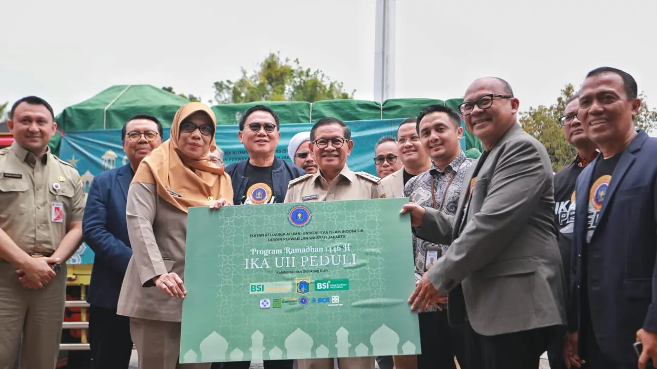 Gubernur DKI Jakarta, Pramono Anung menerima bantuan sembako untuk korban banjir di Jakarta dari Ikatan Alumni Universitas Islam Indonesia (IKA UII) di Halaman Balai Kota DKI Jakarta, Jakarta Pusat, Senin (10/3/2025). (Istimewa)