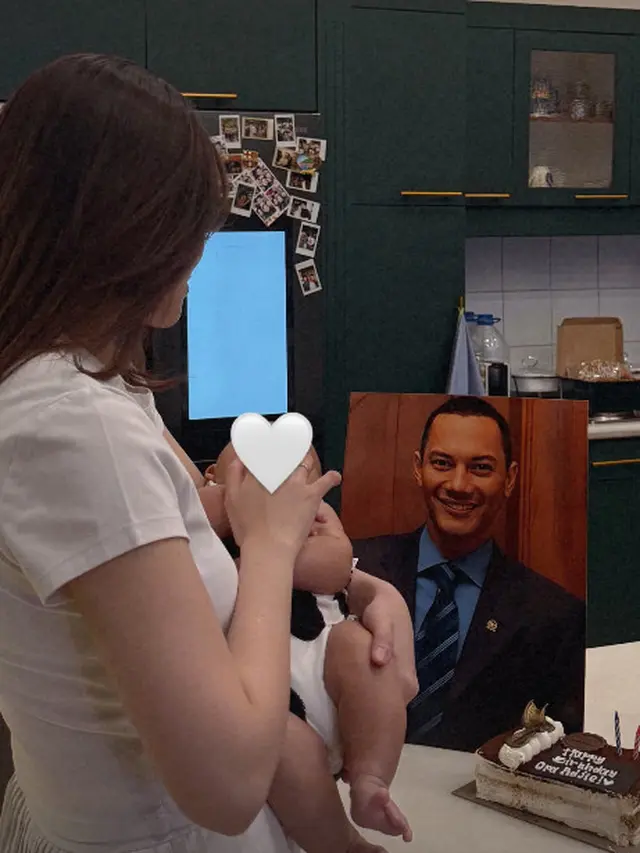 Tampilan Serba Putih Aaliyah Massaid Peringati Ulang Tahun Sang Ayah, Pamer Gaya Menggemaskan Baby Arash yang Kenakan Babysuit