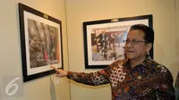Ketua DPD Irman Gusman melihat foto yang dipajang saat HUT DPD di Kompleks Parlemen, Jakarta, Kamis (1/10/2015). Irman Gusman mengaku bangga dengan capaian legislasi DPD selama 11 tahun dan perkembangannya. (Liputan6.com/Johan Tallo)