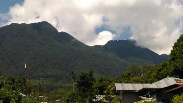 Pemandangan Gunung Anak Ranakah di Flores dari desa setempat
