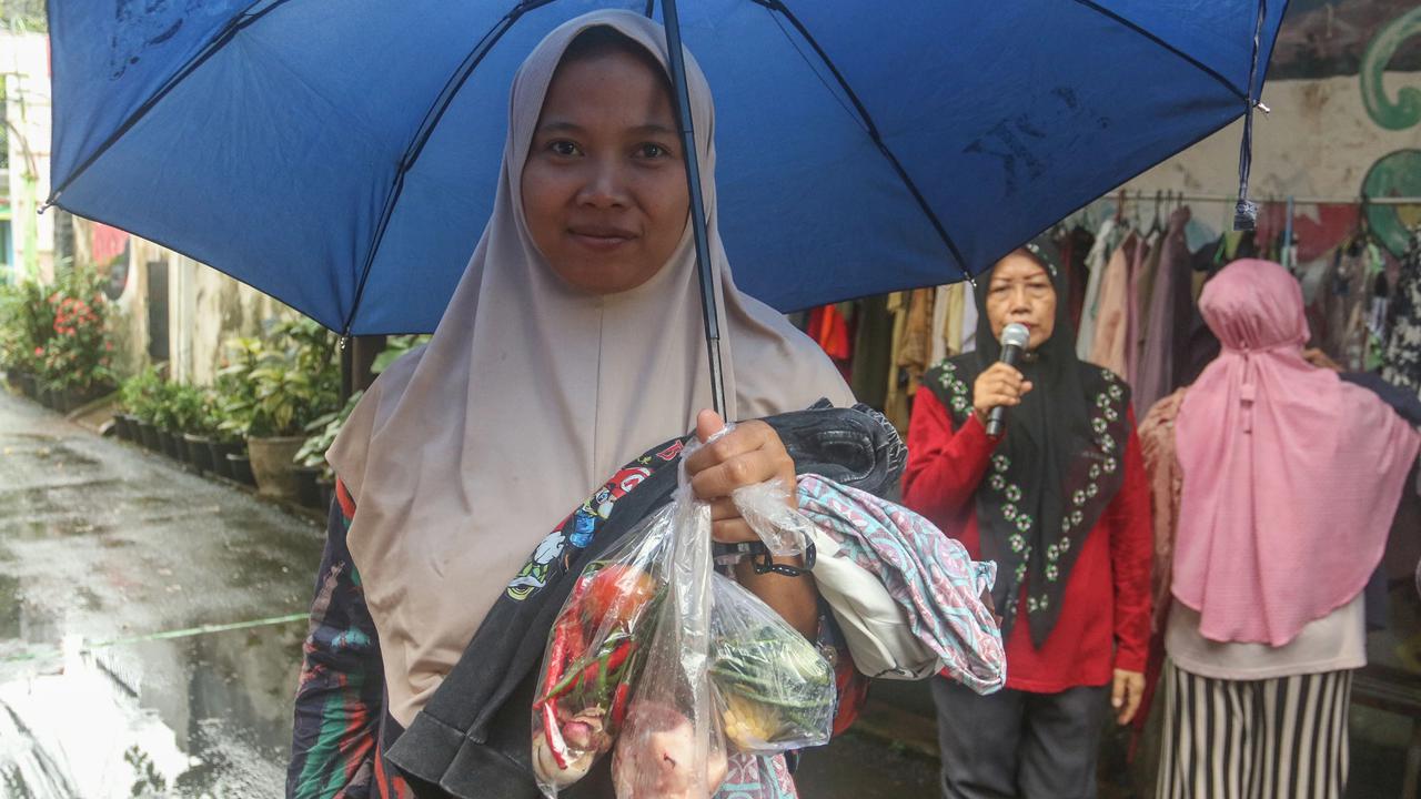 FOTO: Warga Jati Padang Berbagi Bahan Makanan dan Pakaian Layak Pakai di Bulan Ramadan