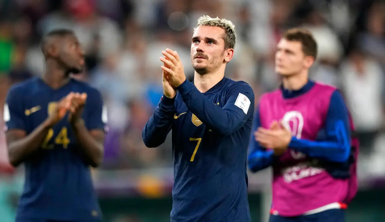 Pemain Prancis Antoine Griezmann bertepuk tangan usai melawan Tunisia pada pertandingan sepak bola Grup D Piala Dunia 2022 di Stadion Education City, Al Rayyan, Qatar, 30 November 2022. Prancis menjuarai Grup D Piala Dunia 2022 meski kalah dari Tunisia 1-0. (AP Photo/Frank Augstein)