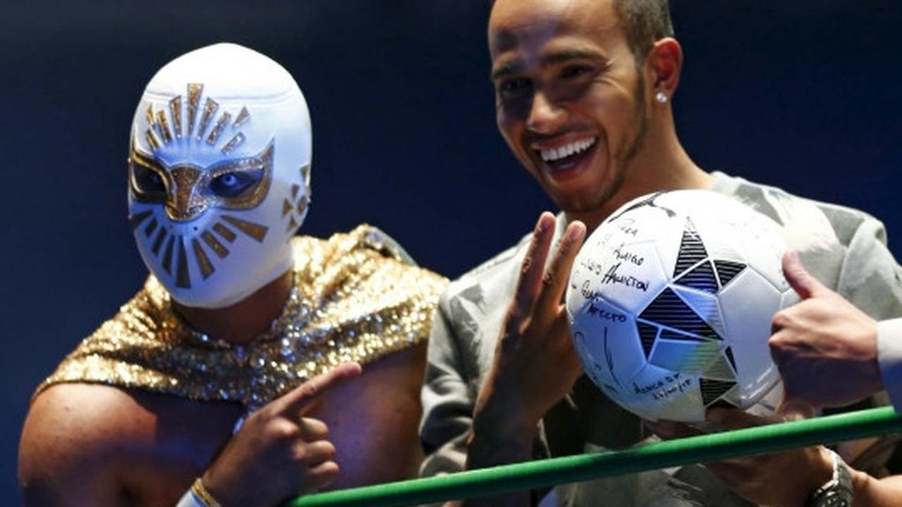 Jelang F1, Lewis Hamilton nyambi jadi pegulat di Meksiko