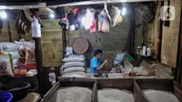 Pedagang beras menanti pembeli di Pasar Kebayoran, Jakarta, Rabu (16/7/2025). (Liputan6.com/Angga Yuniar)