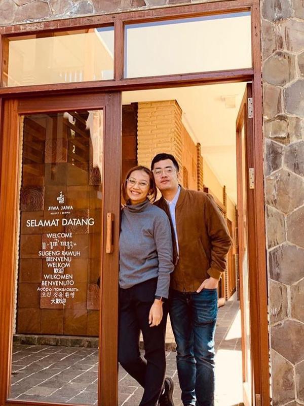 Dennis menikah dengan Fauzia Vina Soraya yang adalah manajernya. Pernikahan mereka digelar sederhana dan hanya mengundang kerabat terdekat saja pada 18 Februari 2017. (Liputan6.com/IG/@vinachanchan)