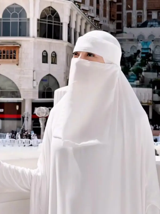 Resmi Mualaf, Celine Evangelista Tampil dengan Abaya dan Burka saat Umrah