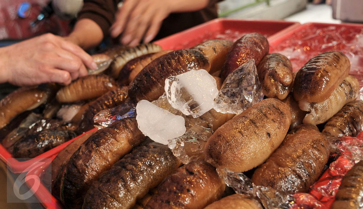 Teripang yang akan di jual di kawasan Petak Sembilan, Jakarta, Selasa (24/1). Dalam tradisi Imlek, ikan bandeng merupakan lambang rezeki dalam kehidupan. (Liputan6.com/Yoppy Renato)