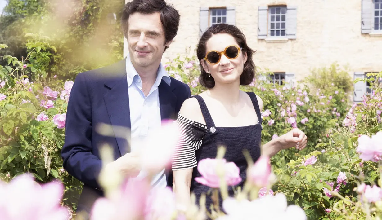 <p>Di perkebunan bunga milik Chanel dan keluarga Mul, terdapat bunga Iris, Melati, Mawar, Tuberose, dan Geranium yang dikembang biakan dengan bertanggung jawab, mengamankan pasokan utama bahan parfum Chanel dan melestarikan pengetahuan yang terancam punah. Foto: Document/Chanel.</p>