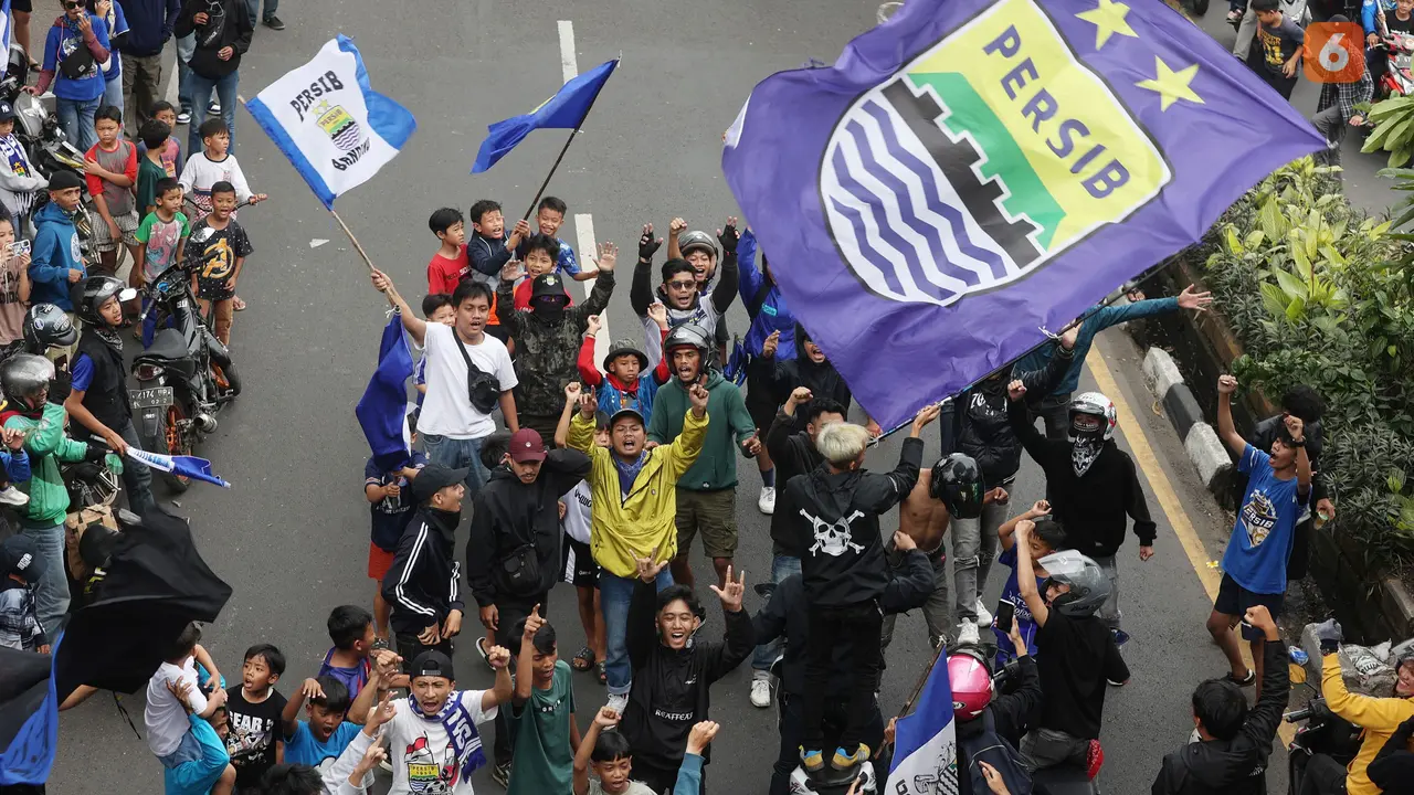 Foto: Sambut Kedatangan Skuad Persib usai Juara Championship Series BRI Liga 1 2023/2024, Bobotoh Lakukan Pawai di Kota Bandung