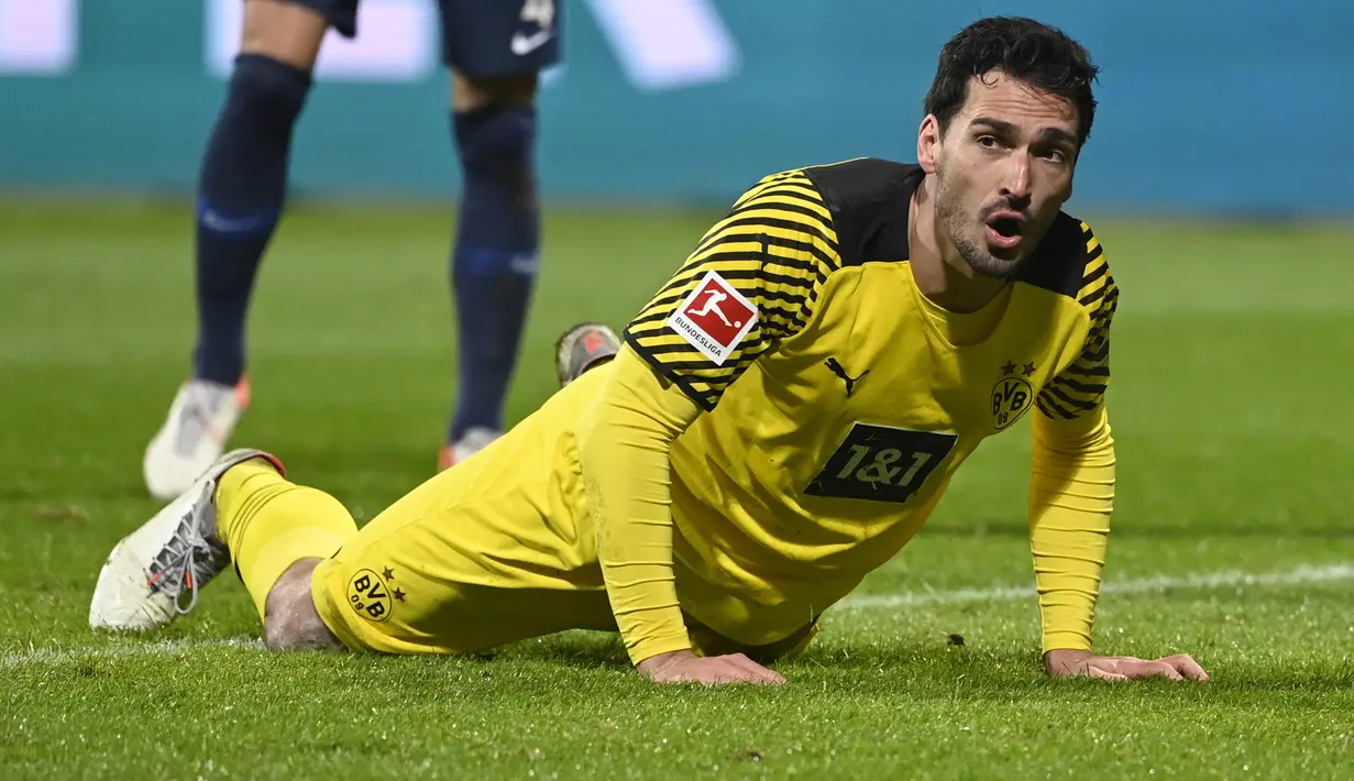 Mats Hummels. Bek tengah Jerman berusia 33 tahun yang telah 3 musim memperkuat Borussia Dortmund di periode keduanya ini didatangkan pada awal musim 2019/2020 dari Bayern Munchen dengan nilai transfer 30,5 juta euro atau kini setara Rp463,8 miliar. Selama 12 musim membela Dortmund dalam dua periode, ia total tampil dalam 427 laga di semua ajang dengan torehan 33 gol dan 22 assist. (AFP/Ina Fassbender)