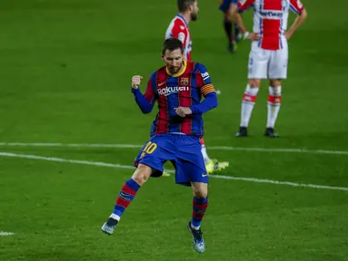 Penyerang Barcelona, Lionel Messi berselebrasi usai mencetak gol ke gawang Deportivo Alaves pada pertandingan lanjutan La Liga Spanyol di stadion Camp Nou, Spanyol, Minggu (14/2/2021). Messi mencetak dua gol dan mengantar Barcelona menang telak atas Alaves 5-1. (AP Photo/Joan Monfort)