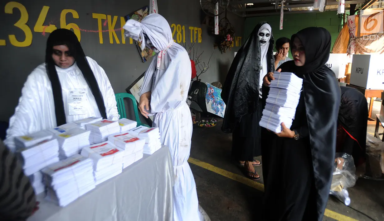 Anggota Kelompok Penyelenggara Pemungutan Suara (KPPS) Lebak Bulus melayani warga di TPS 073 yang bernuansa horor di Lebak Bulus, Jakarta Selatan, Rabu (17/4). TPS 073 ini mengambil tema horor untuk menarik minat masyarakat untuk mencoblos. (merdeka.com/Arie Basuki)