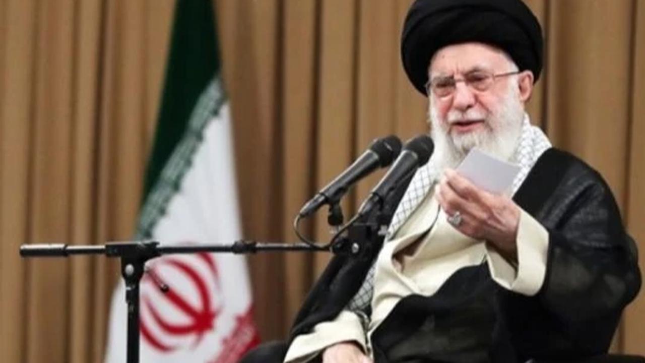 Khamenei Peringatkan Demonstran Iran soal Campur Tangan Asing dan Kecam Trump