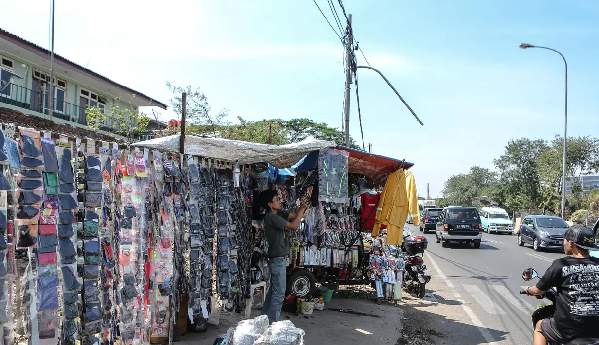  Aksesoris yang digunakan pemudik motor seperti Sarung tangan dan masker terlihat sepi di kawasan Kali Malang, Jakarta, Selasa (14/7/2015).Ini dikarenakan banyaknya mudik gratis yang diselenggarakan untuk para pengguna motor. (Liputan6.com/Faizal Fanani)