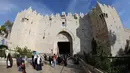 Warga berjalan di Gerbang Damaskus di Kota Tua Yerusalem pada 24 April 2017. Trump akan melanggar kebijakan yang selama ini dijalankan Amerika Serikat sekaligus berpotensi menimbulkan konsekuensi tak terduga di Timur Tengah. (AFP Photo/Mahmud Hams)